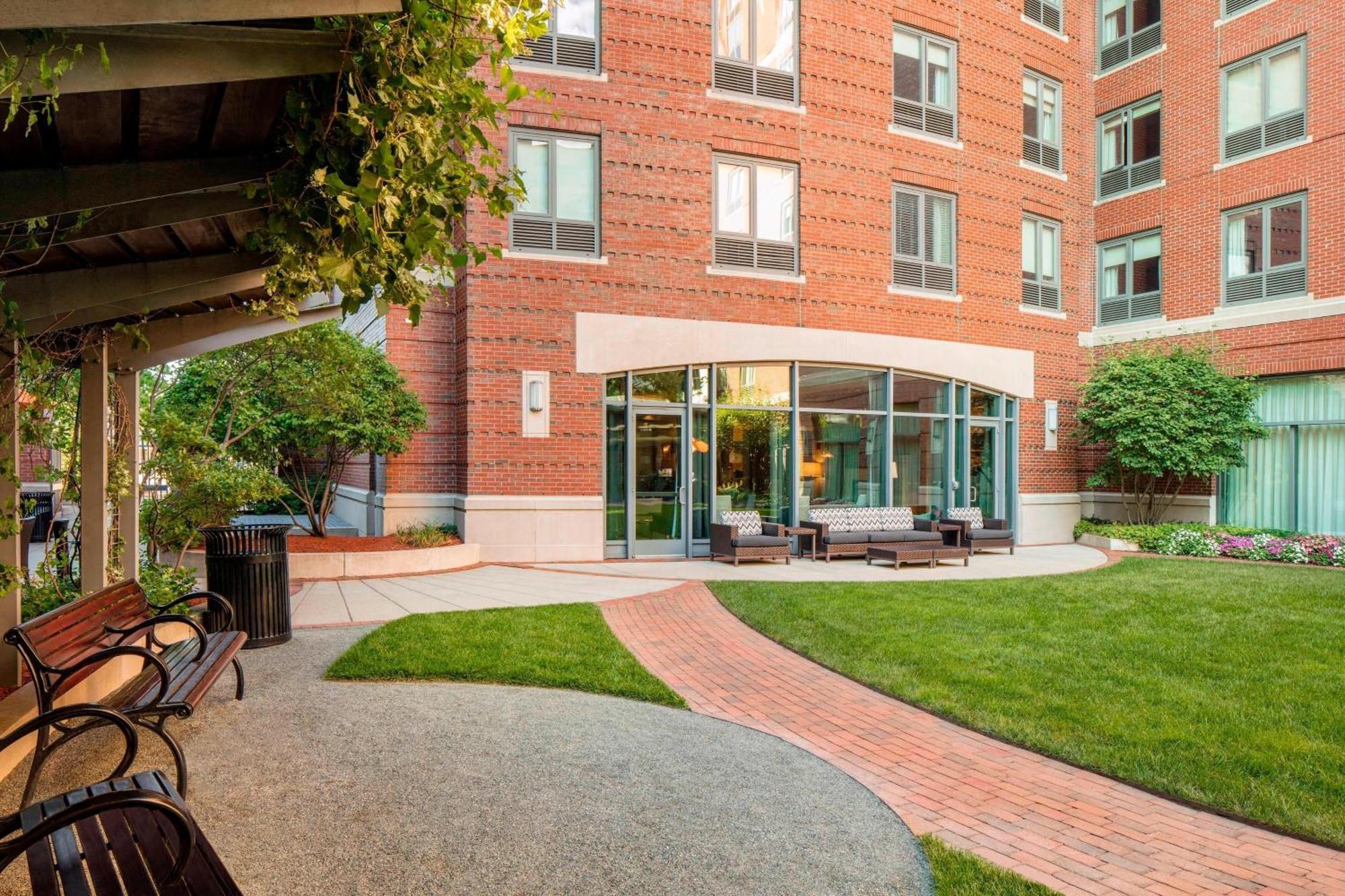 Courtyard By Marriott Boston Brookline Hotel Esterno foto