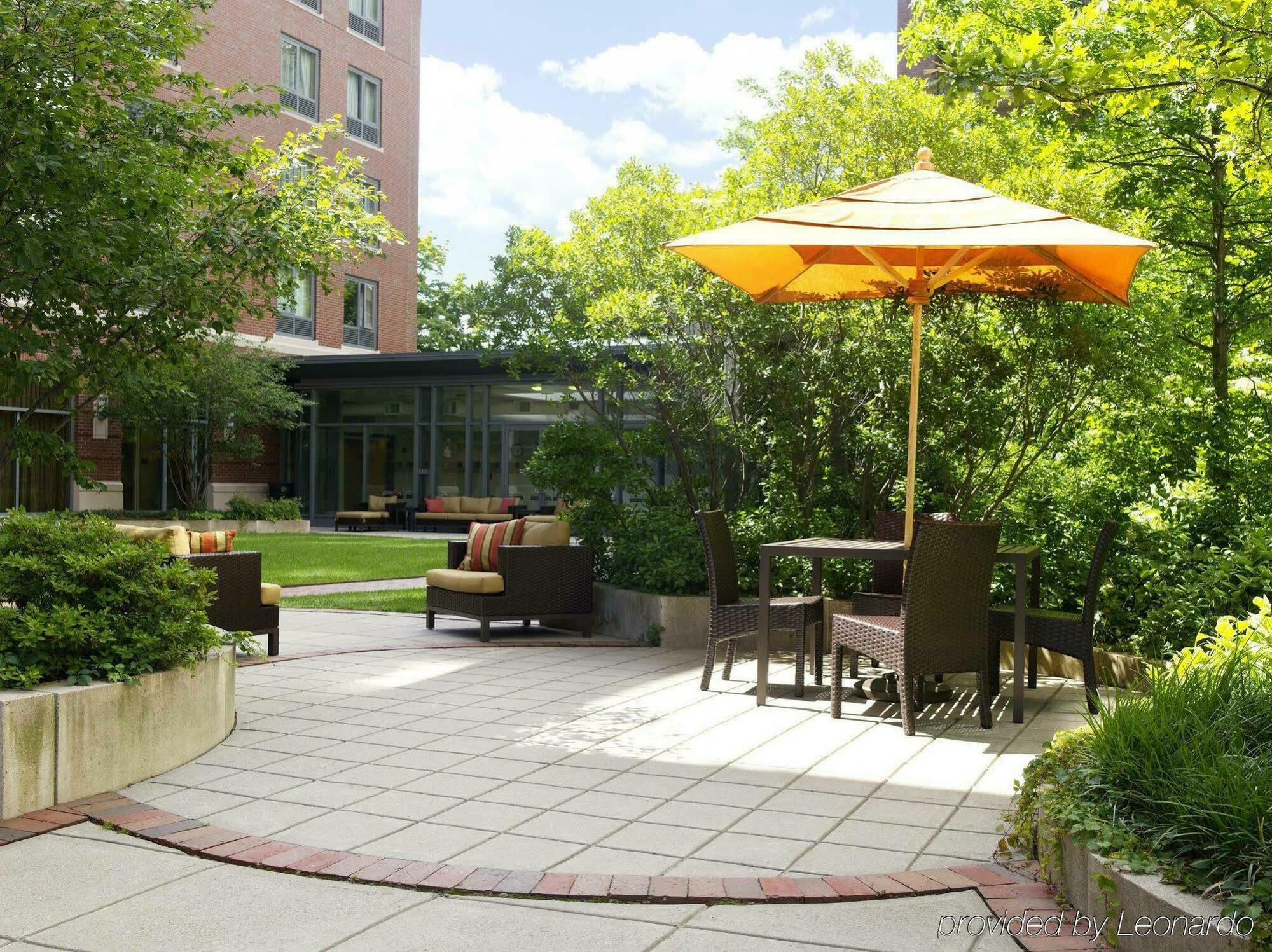 Courtyard By Marriott Boston Brookline Hotel Esterno foto